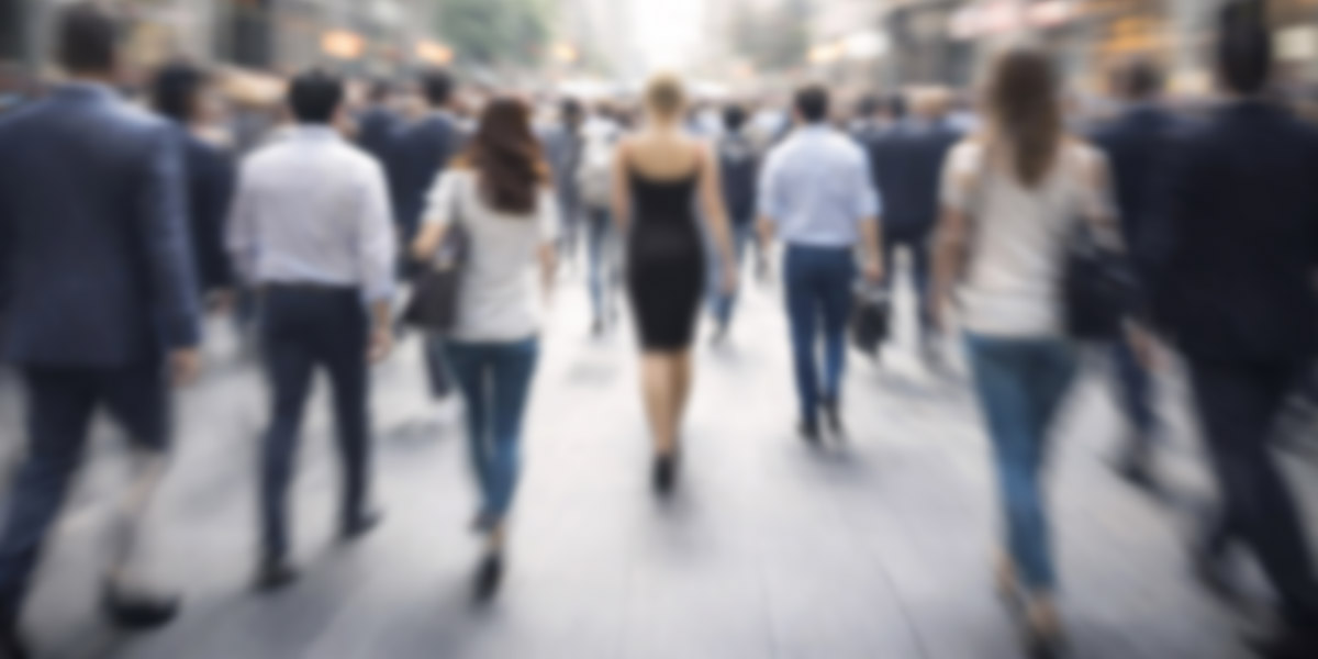 foule_couple_image_floutee